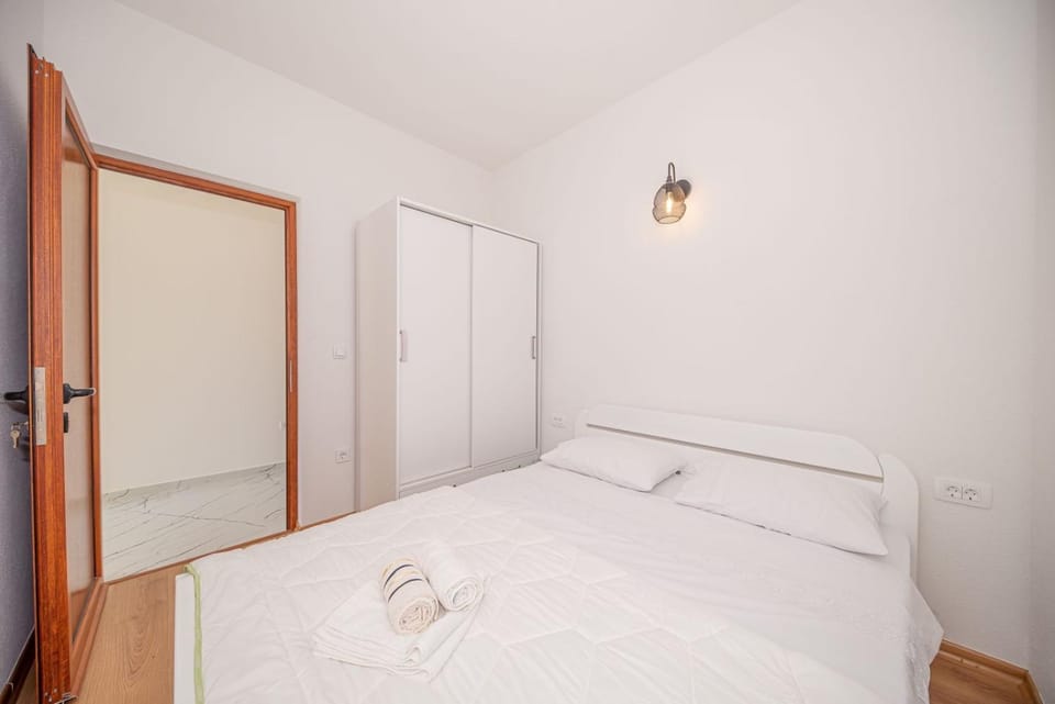 Bed, Bedroom, towels, wardrobe