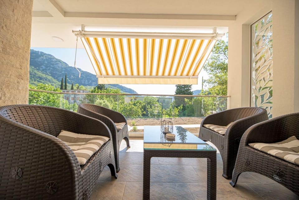 Day, Natural landscape, Balcony/Terrace, Seating area, Garden view, Mountain view