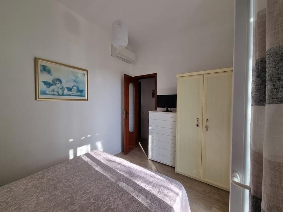 Bedroom, air conditioner