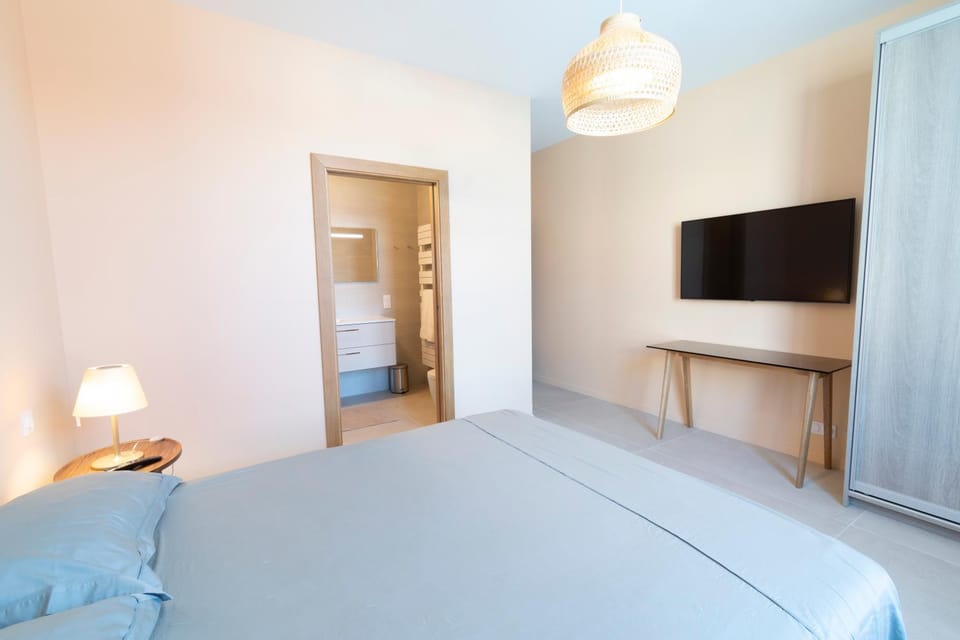 Bed, TV and multimedia, Photo of the whole room, Bedroom