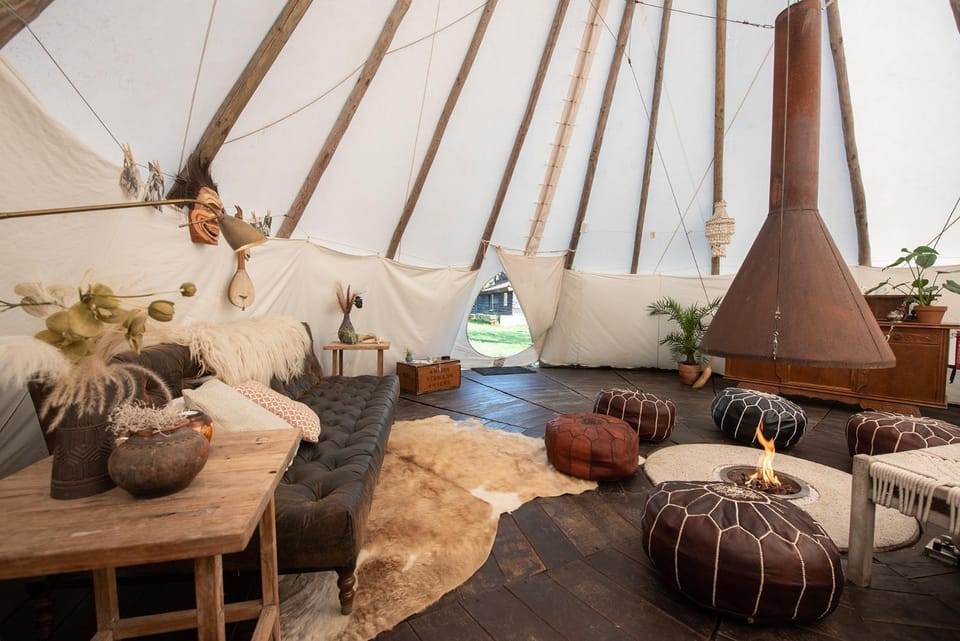 Slapen tussen de schapen in de Tante Tipi Luxury tent in Gelderland, Netherlands