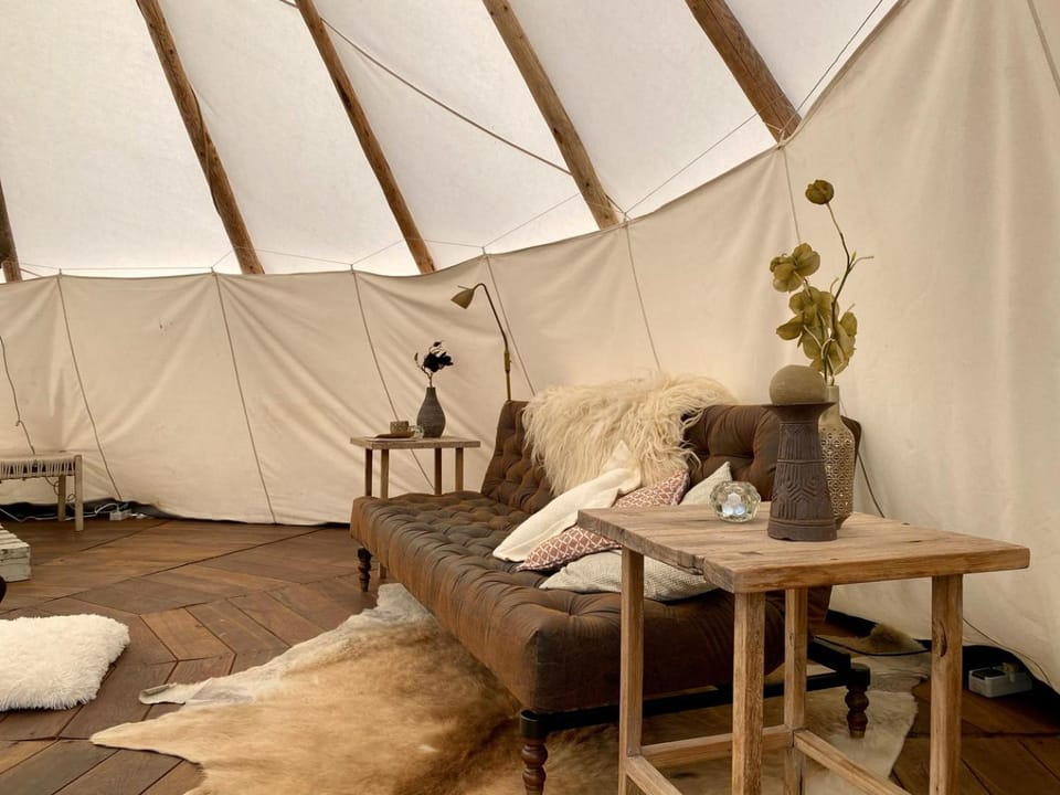Slapen tussen de schapen in de Tante Tipi Luxury tent in Gelderland, Netherlands
