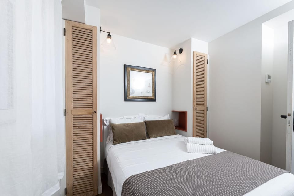 Les Petits Volets 2 à 100m de la mer Bed and Breakfast in Antibes
