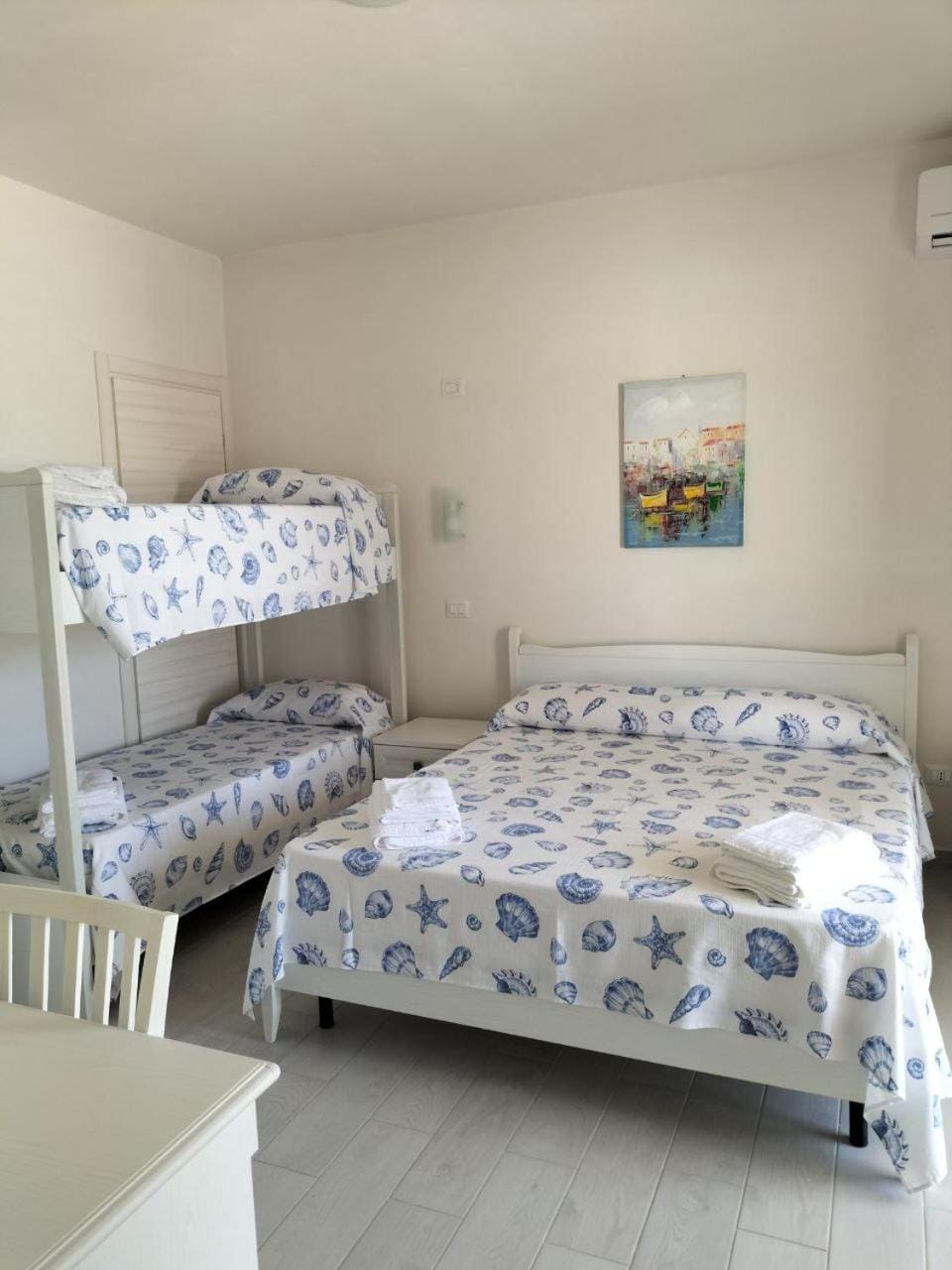 Bed, Photo of the whole room, Bedroom, bunk bed
