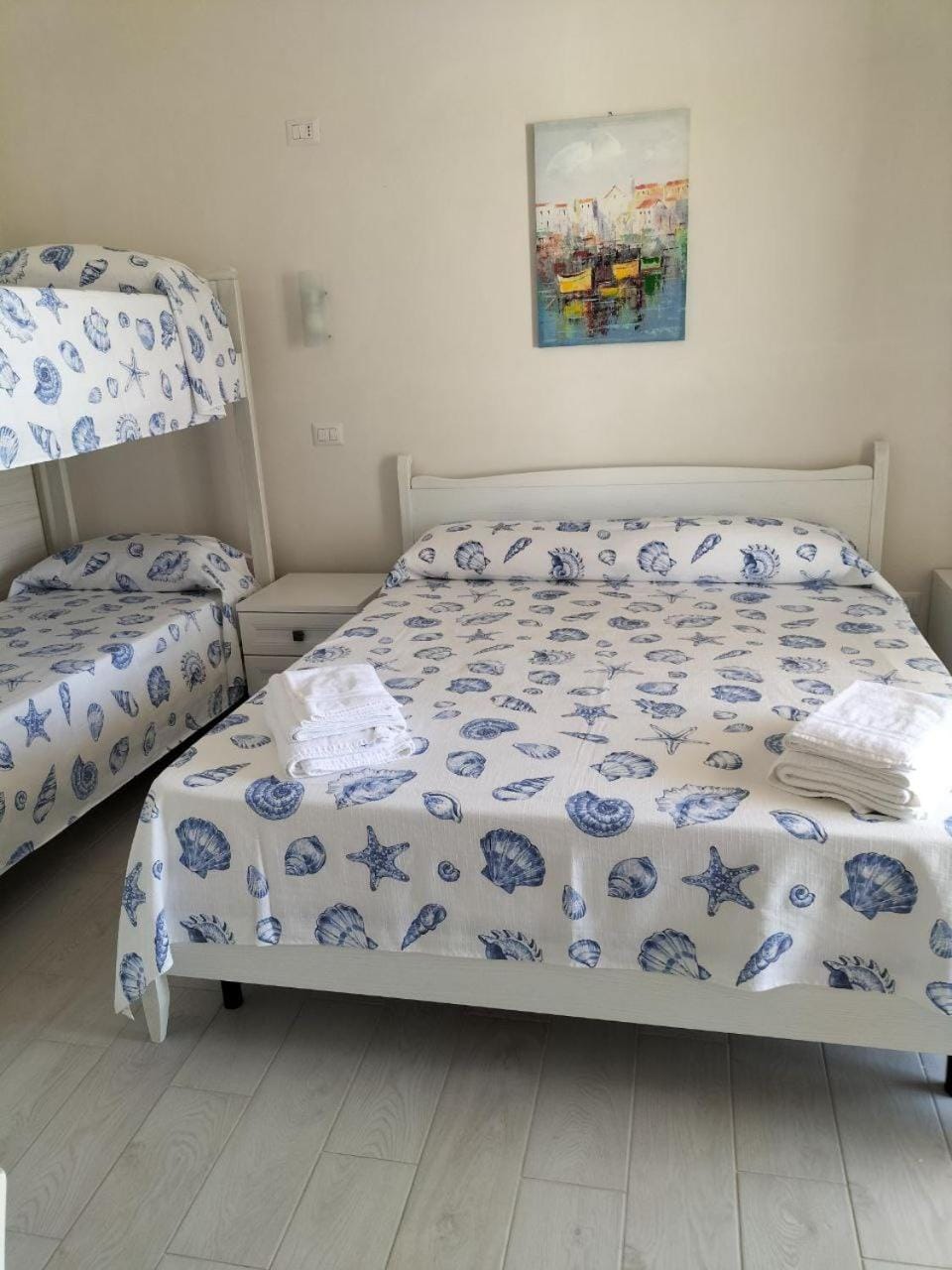 Bed, Photo of the whole room, Bedroom, bunk bed