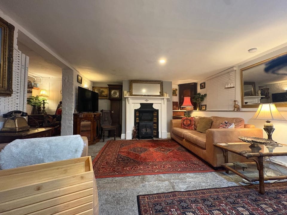 TV and multimedia, Living room, Seating area, Evening entertainment