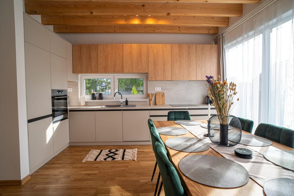 Kitchen or kitchenette, Dining area, Communal kitchen