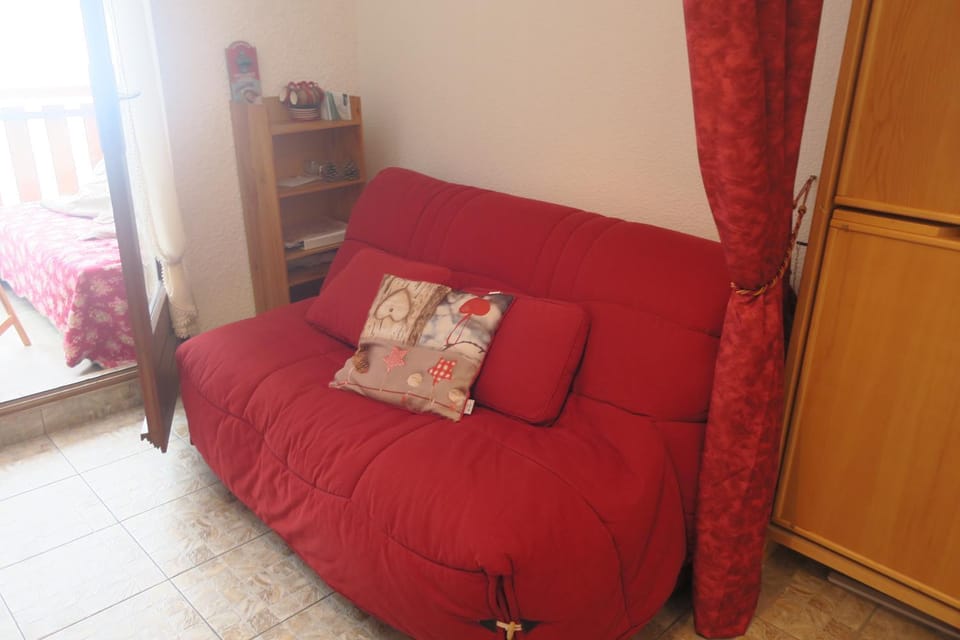 Bed, Living room, Seating area, Bedroom