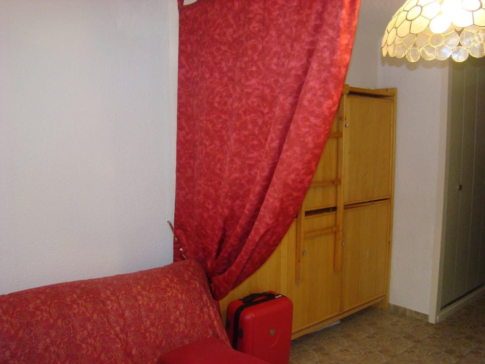 Communal lounge/ TV room, Bed, TV and multimedia, Bedroom