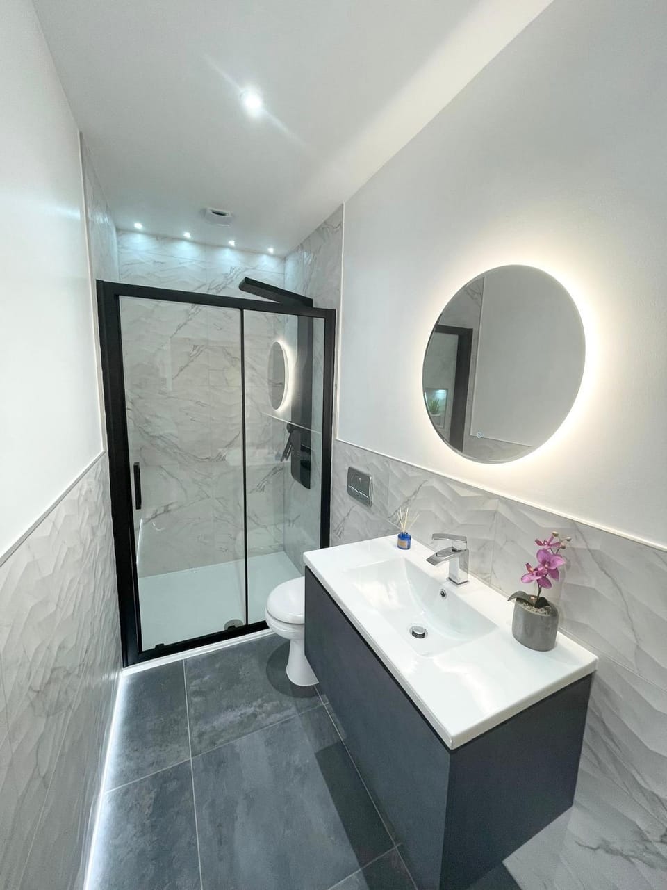 The Alice Apartment - by Coastline Retreats - Balcony Apartment - Alice in Wonderland Themed Secret Room - Luxury Copper Bath in Master Bedroom Apartment in Bournemouth