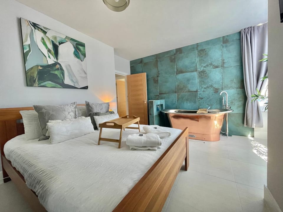 The Alice Apartment - by Coastline Retreats - Balcony Apartment - Alice in Wonderland Themed Secret Room - Luxury Copper Bath in Master Bedroom Apartment in Bournemouth