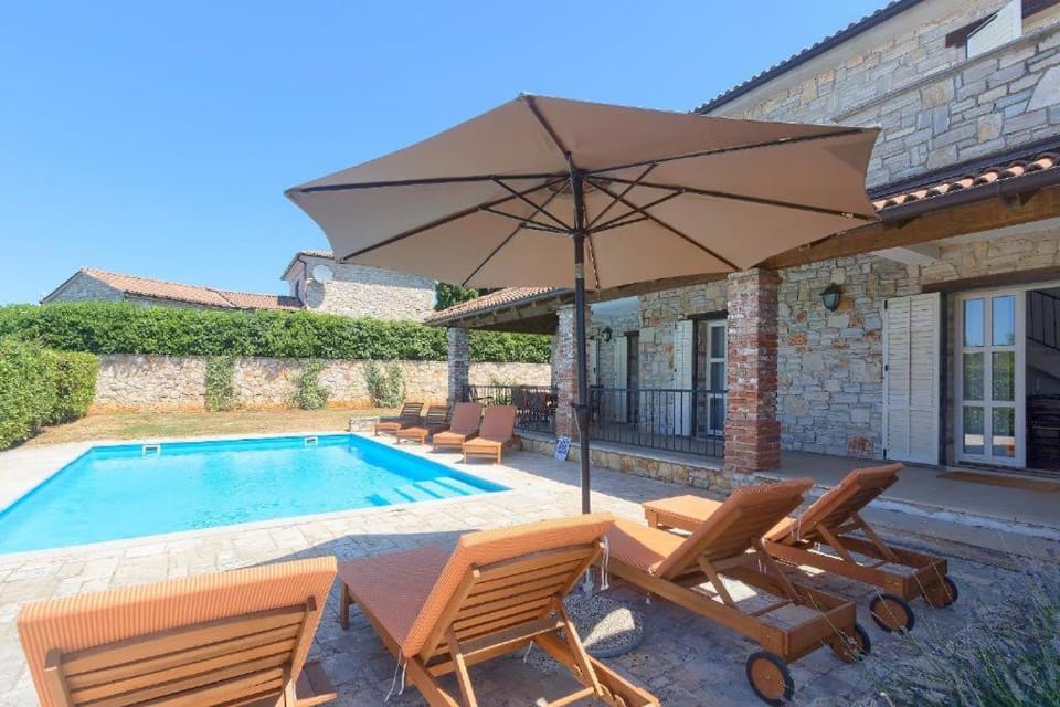 Property building, Day, Pool view, Swimming pool, sunbed