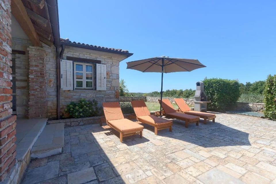Property building, Garden, Seating area, Garden view, sunbed
