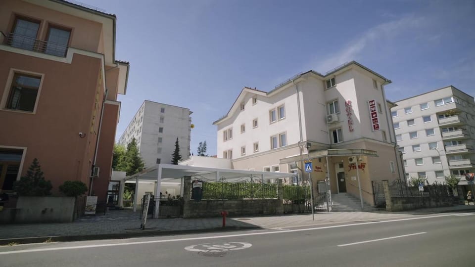 Property building, Facade/entrance, Balcony/Terrace