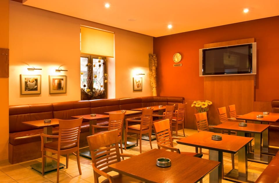 Lounge or bar, Food and drinks