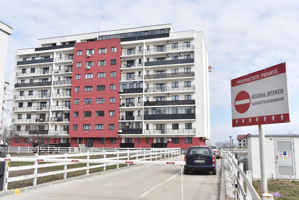 Property building, Day, Neighbourhood, Street view, Location, Parking