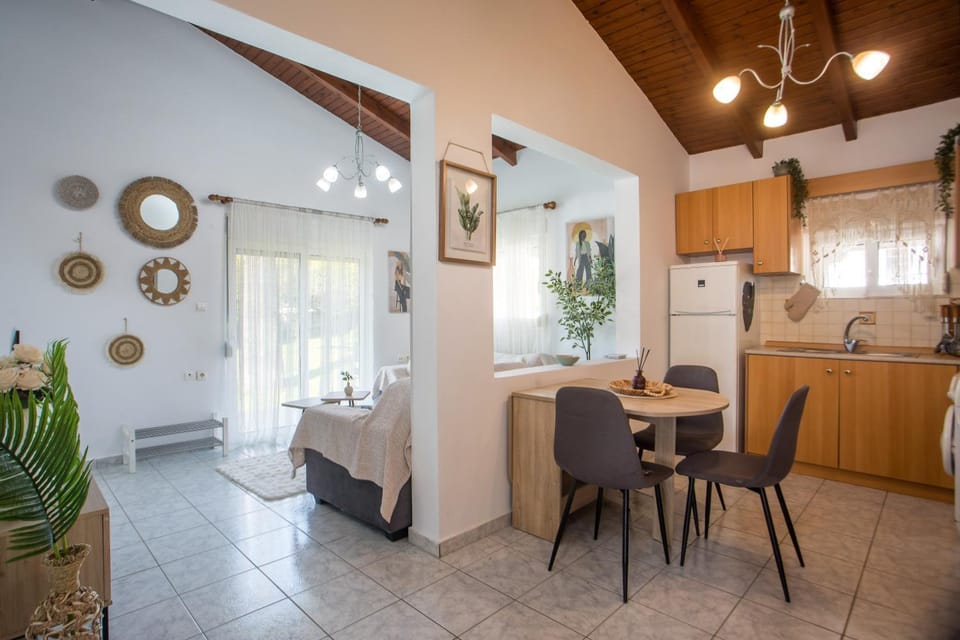 Kitchen or kitchenette, Seating area, Dining area