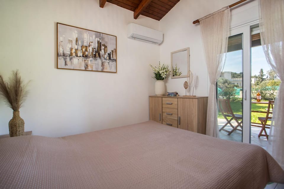 Bed, Photo of the whole room, Bedroom, air conditioner