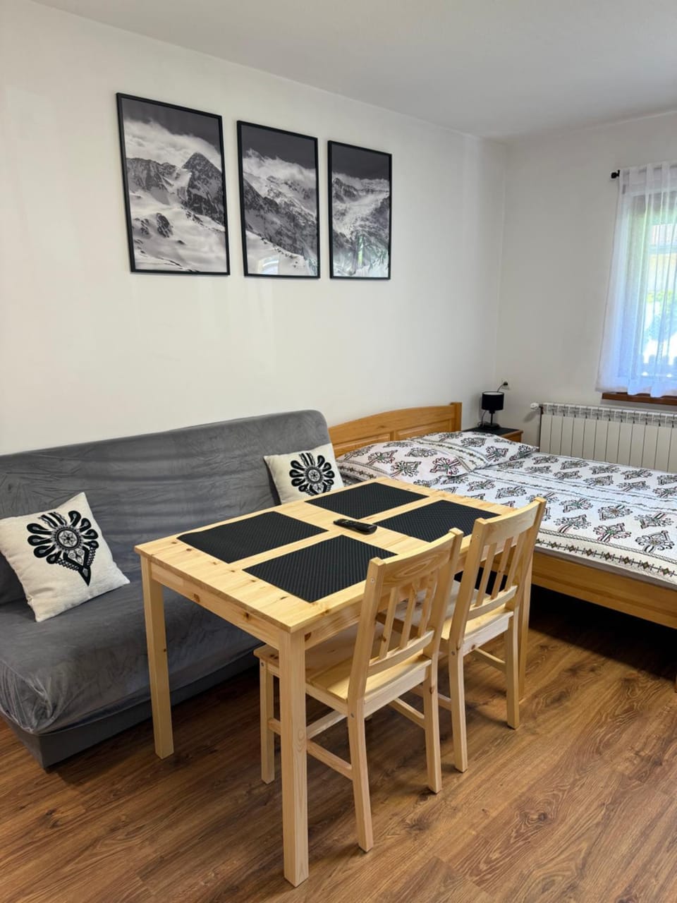 Bed, Photo of the whole room, Seating area, Dining area