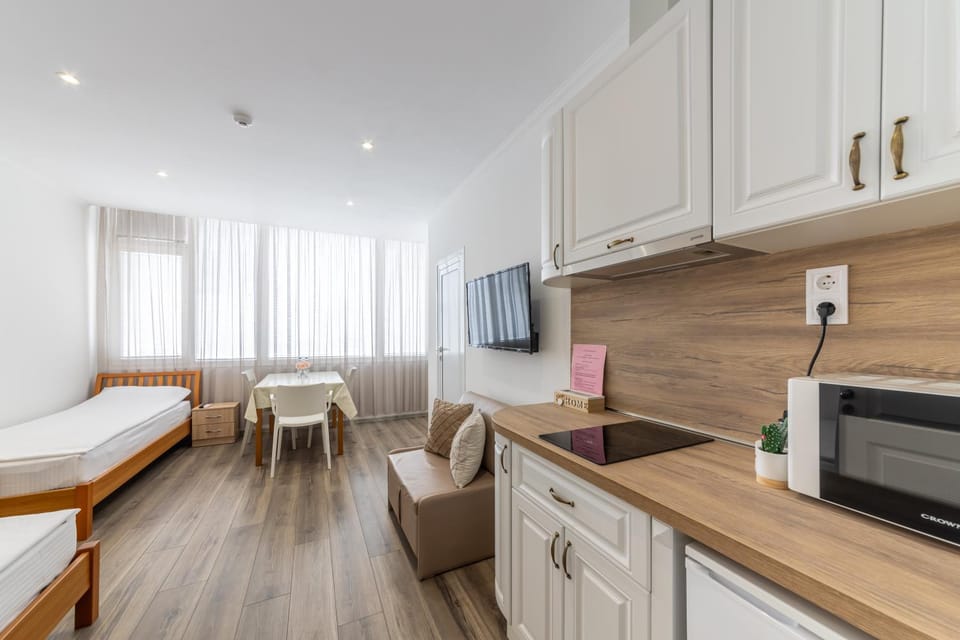 Shower, Toilet, Communal lounge/ TV room, Bed, Bathroom, Kitchen or kitchenette, Dining area, Bedroom, hair dryier, microwave, stove, wardrobe, kitchen, air conditioner