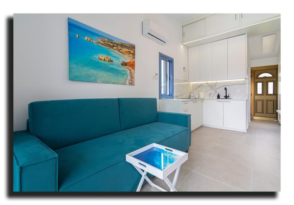 Kitchen or kitchenette, Living room, Seating area