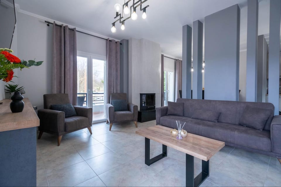 TV and multimedia, Living room, Seating area, fireplace