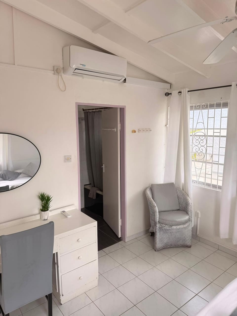 Home2Home Guesthouse Vacation rental in Oistins