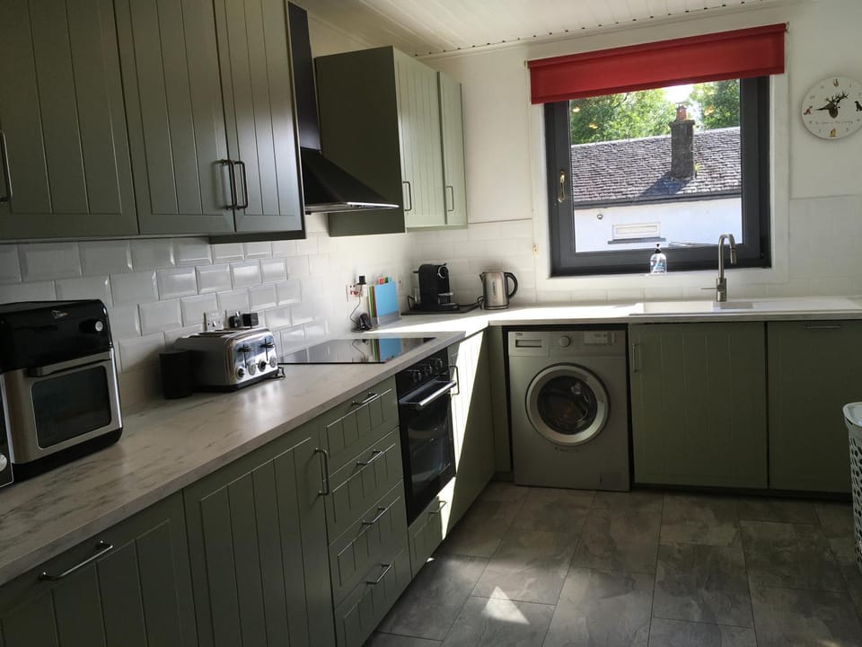 Kitchen or kitchenette, dishwasher, stove, washing machine