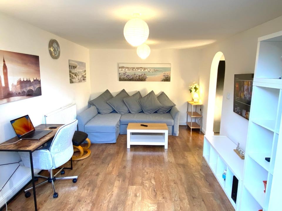 TV and multimedia, Living room, Seating area, hair dresser