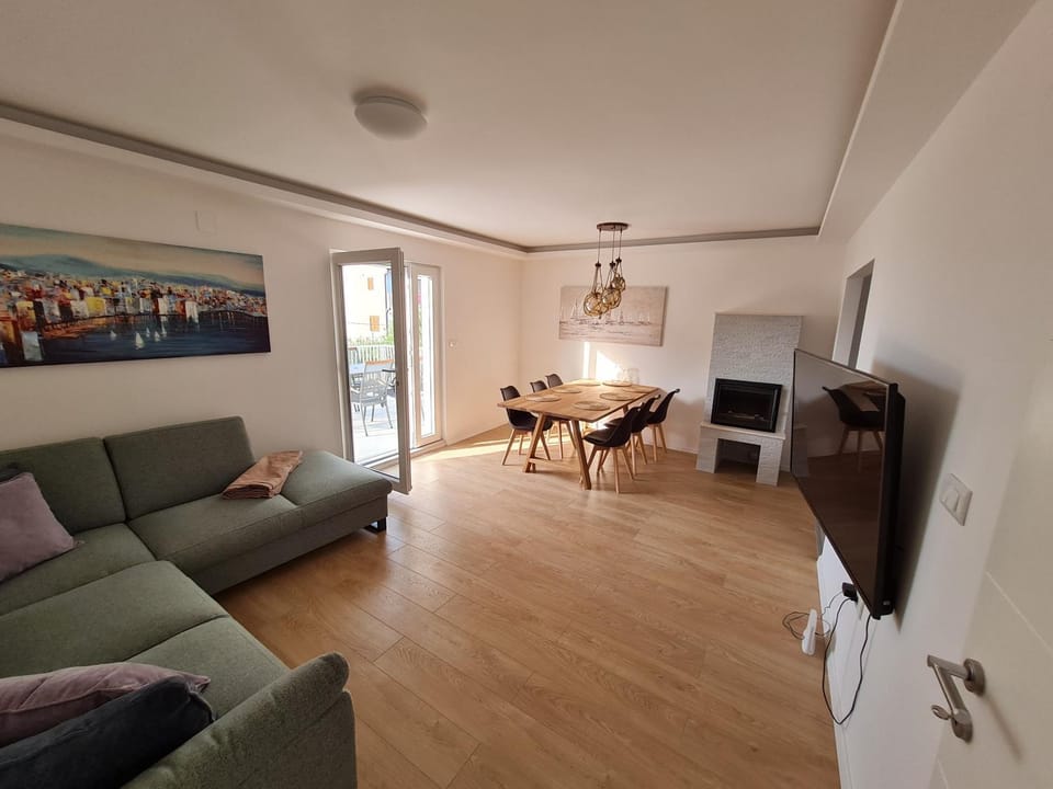 TV and multimedia, Living room, Seating area, Dining area
