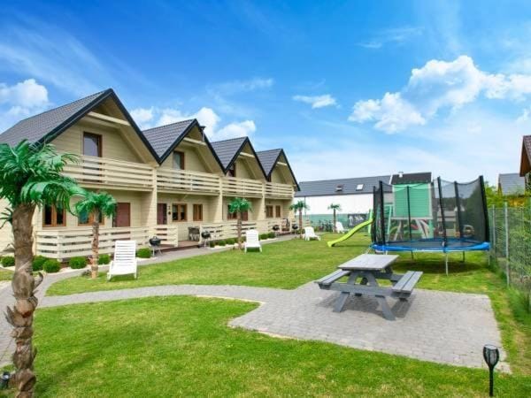 Property building, Patio, Day, Garden, Evening entertainment, Garden view, sunbed