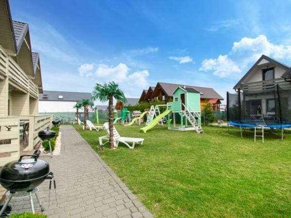 Property building, Communal lounge/ TV room, Spring, Day, Natural landscape, Children play ground, Garden, Garden view
