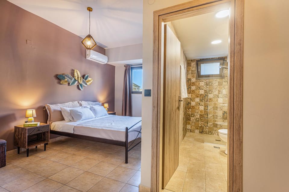 Shower, Bed, Bathroom, Photo of the whole room, Bedroom, Bath, towels