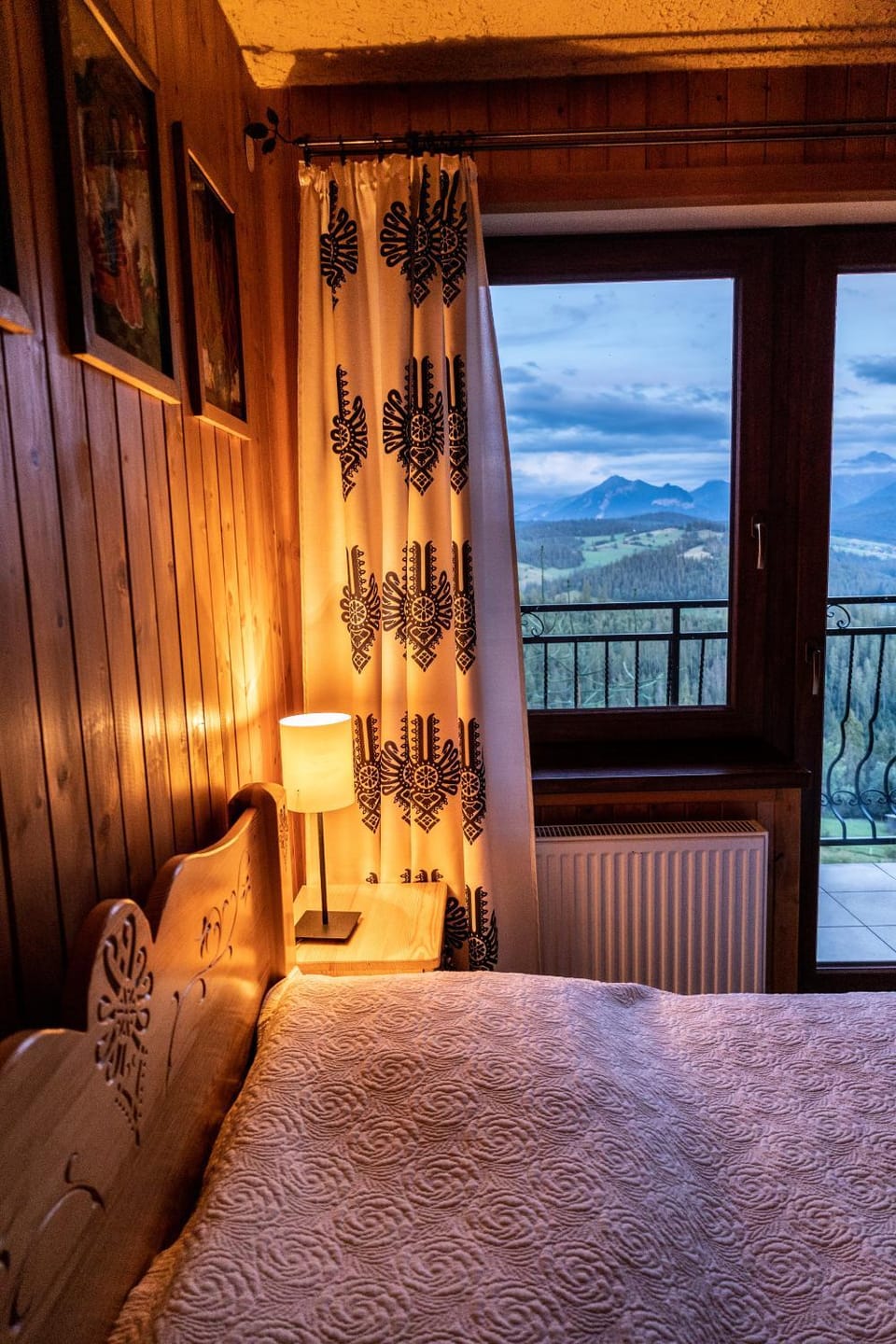 Bed, Photo of the whole room, Bedroom, Mountain view