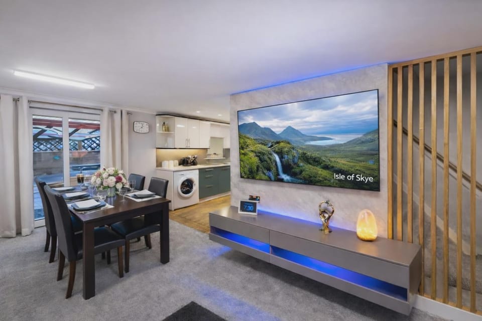 Communal lounge/ TV room, Activities, Garden, TV and multimedia, Kitchen or kitchenette, Living room, Seating area, Dining area, Garden view, Garden view, Breakfast, Breakfast, Lunch, Lunch, Dinner, dishwasher, washing machine, kitchen