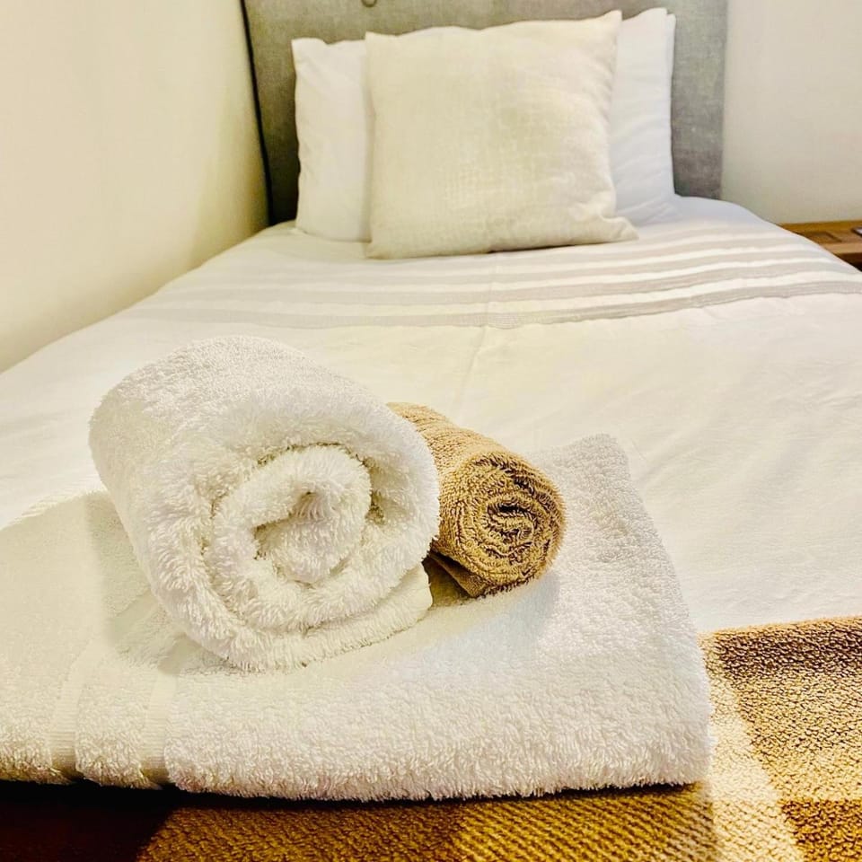 Bed, Bedroom, towels