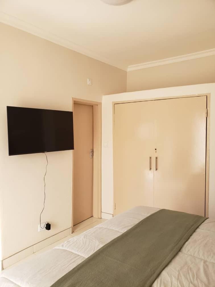 Bed, TV and multimedia, wardrobe