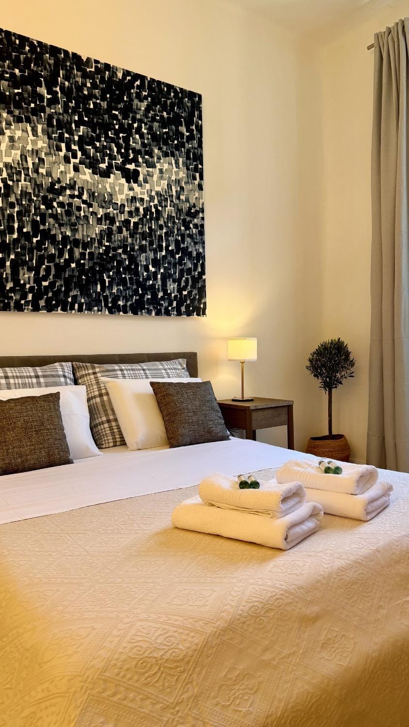 Bed, Bedroom, towels