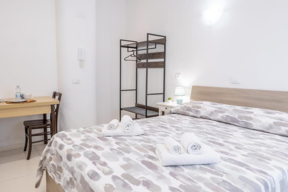 Bed, Photo of the whole room, Dining area, Bedroom, towels