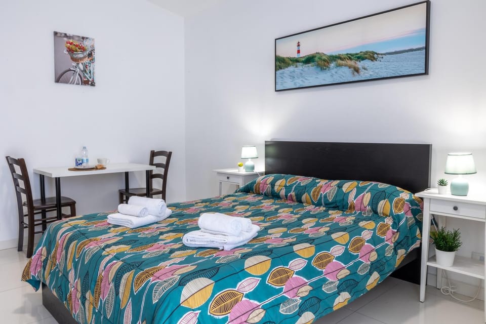 Bed, Photo of the whole room, Bedroom, hair dresser, towels