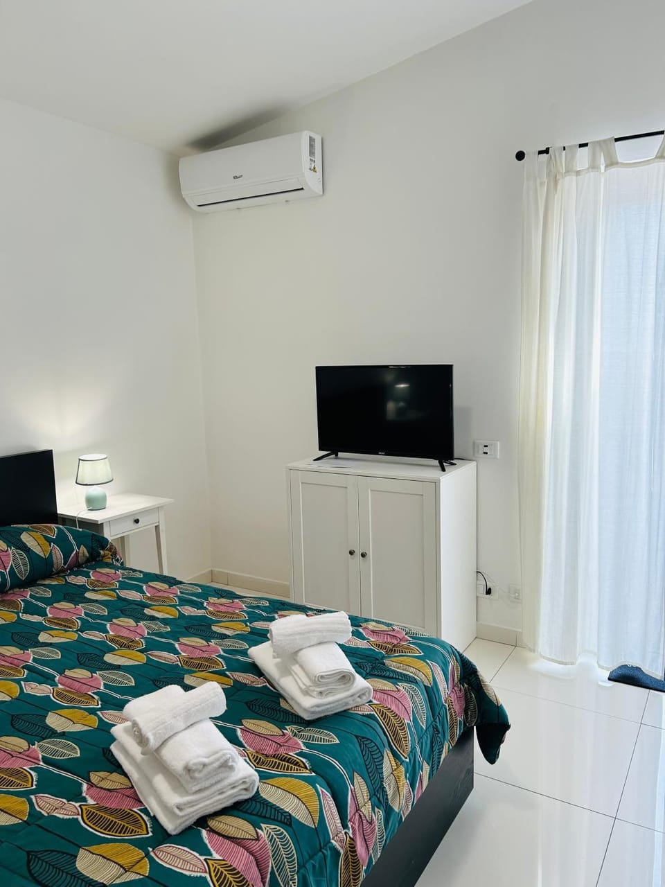 Communal lounge/ TV room, Bed, TV and multimedia, Photo of the whole room, Evening entertainment, Bedroom, towels, air conditioner