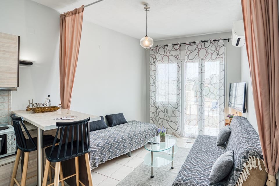 TV and multimedia, Seating area, air conditioner
