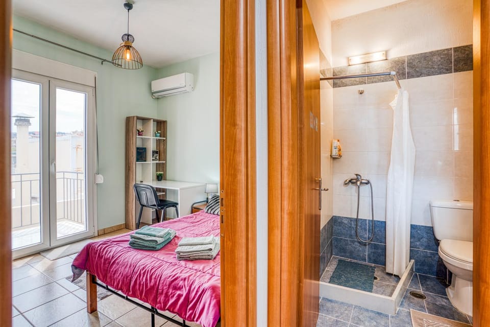 Shower, Toilet, Library, Bathroom, Bedroom, towels, air conditioner
