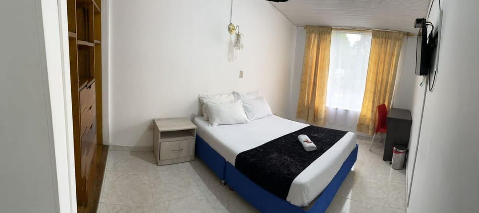 Bed, TV and multimedia, Photo of the whole room, Bedroom