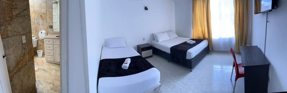 Bed, Bathroom, TV and multimedia, Photo of the whole room, Bedroom