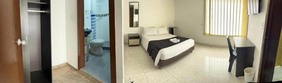 Bed, Bathroom, TV and multimedia, Photo of the whole room, Bedroom