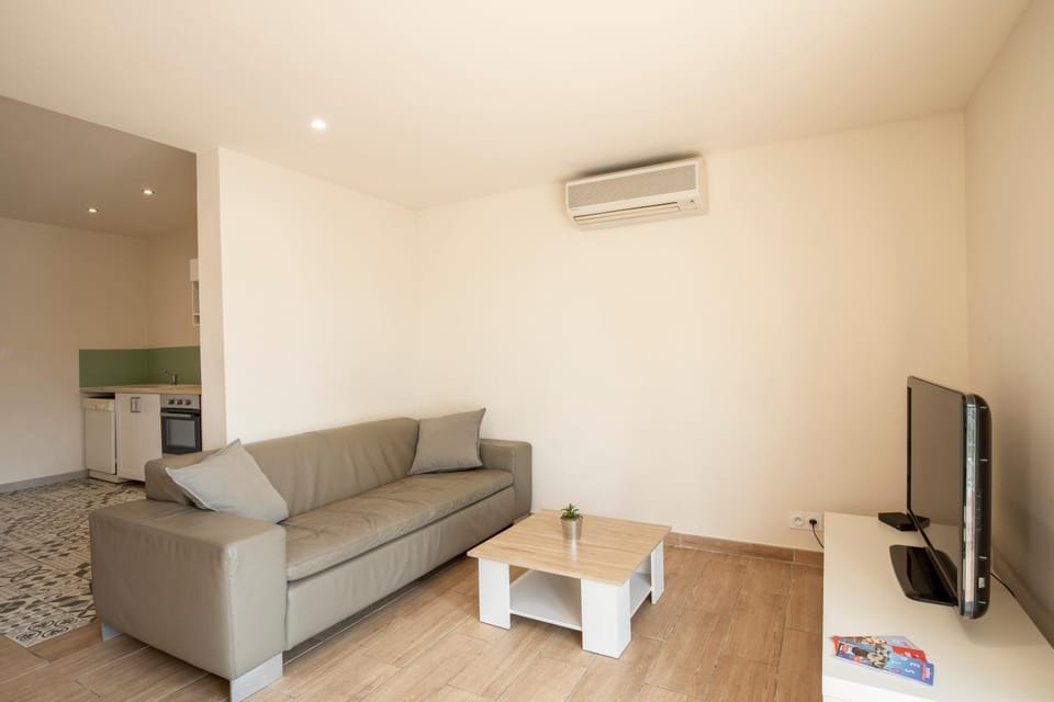 TV and multimedia, Living room, Seating area, air conditioner