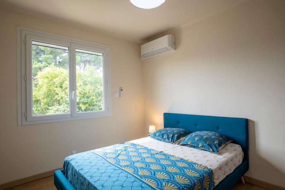Bed, Photo of the whole room, Bedroom, air conditioner