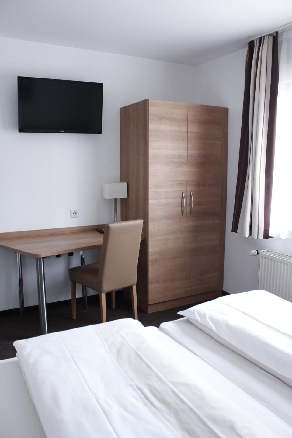 Bed, TV and multimedia, Photo of the whole room, wardrobe