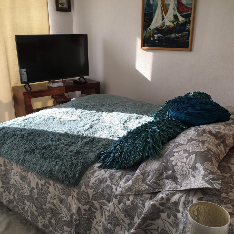 Bed, TV and multimedia, Photo of the whole room, Bedroom